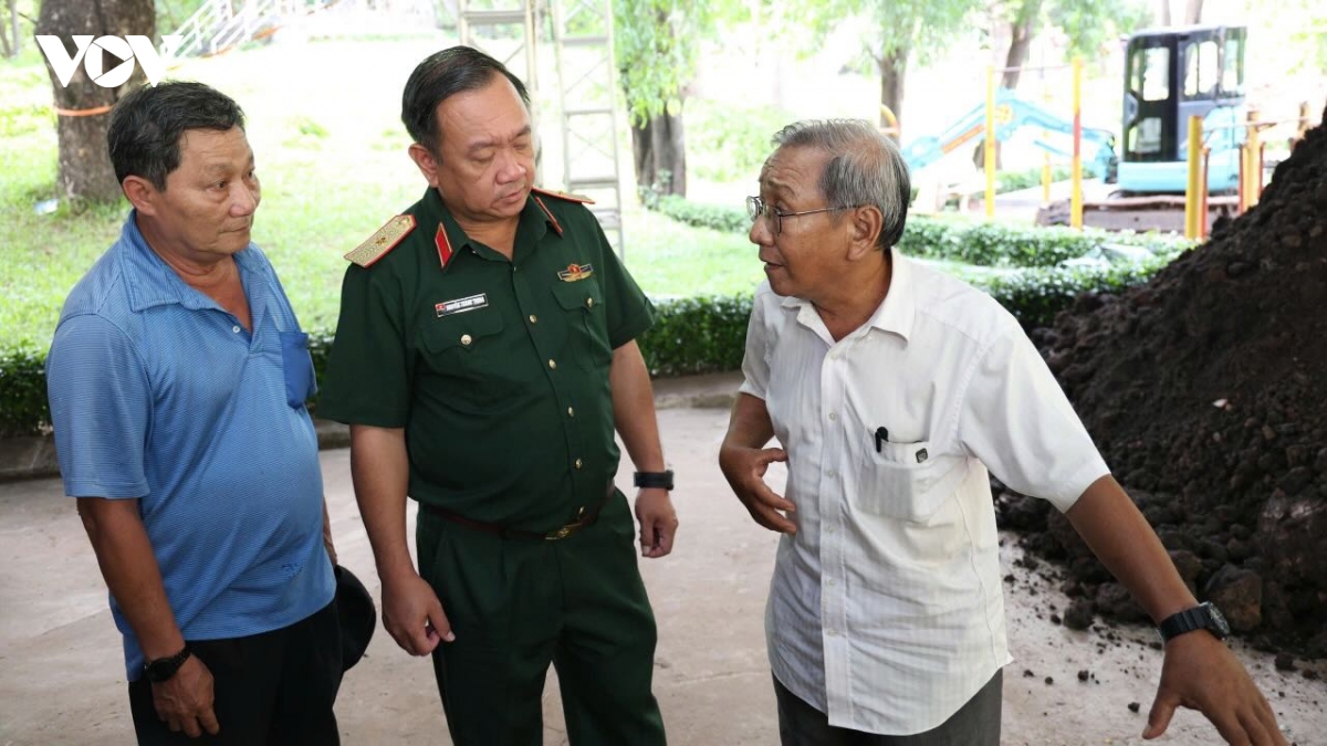 nhung nguoi gan bo tu ngay dau tim kiem hai cot liet si tai cong vien le thi rieng hinh anh 4