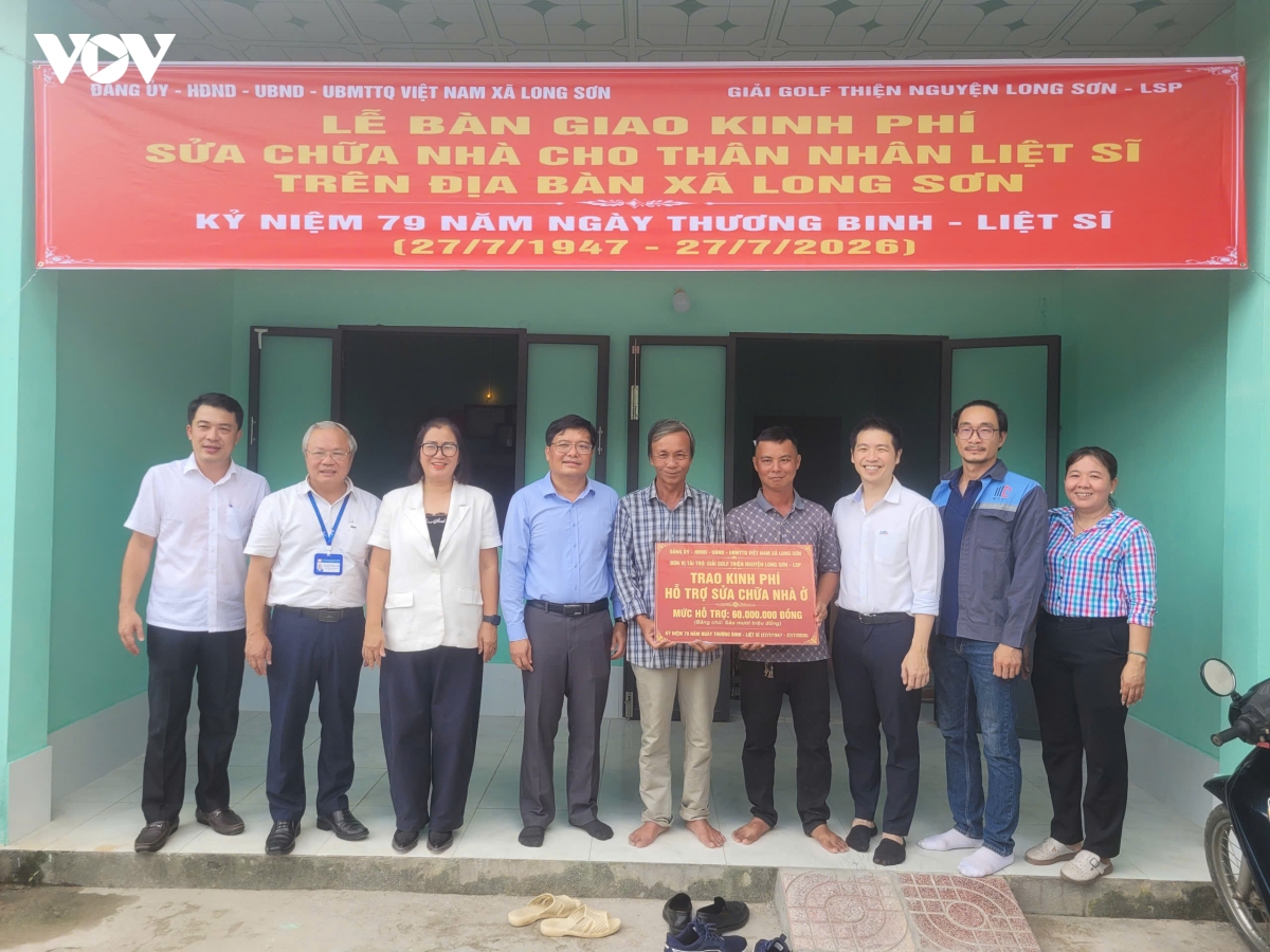 xa dao long son, tp.hcm tang 130 trieu dong sua nha cho gia dinh tho cung liet si hinh anh 1