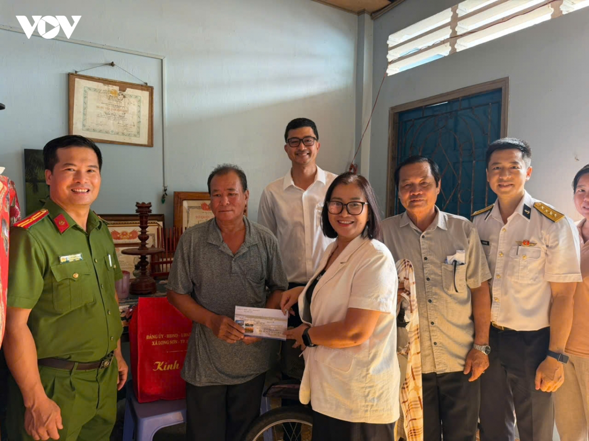 xa dao long son, tp.hcm tang 130 trieu dong sua nha cho gia dinh tho cung liet si hinh anh 2