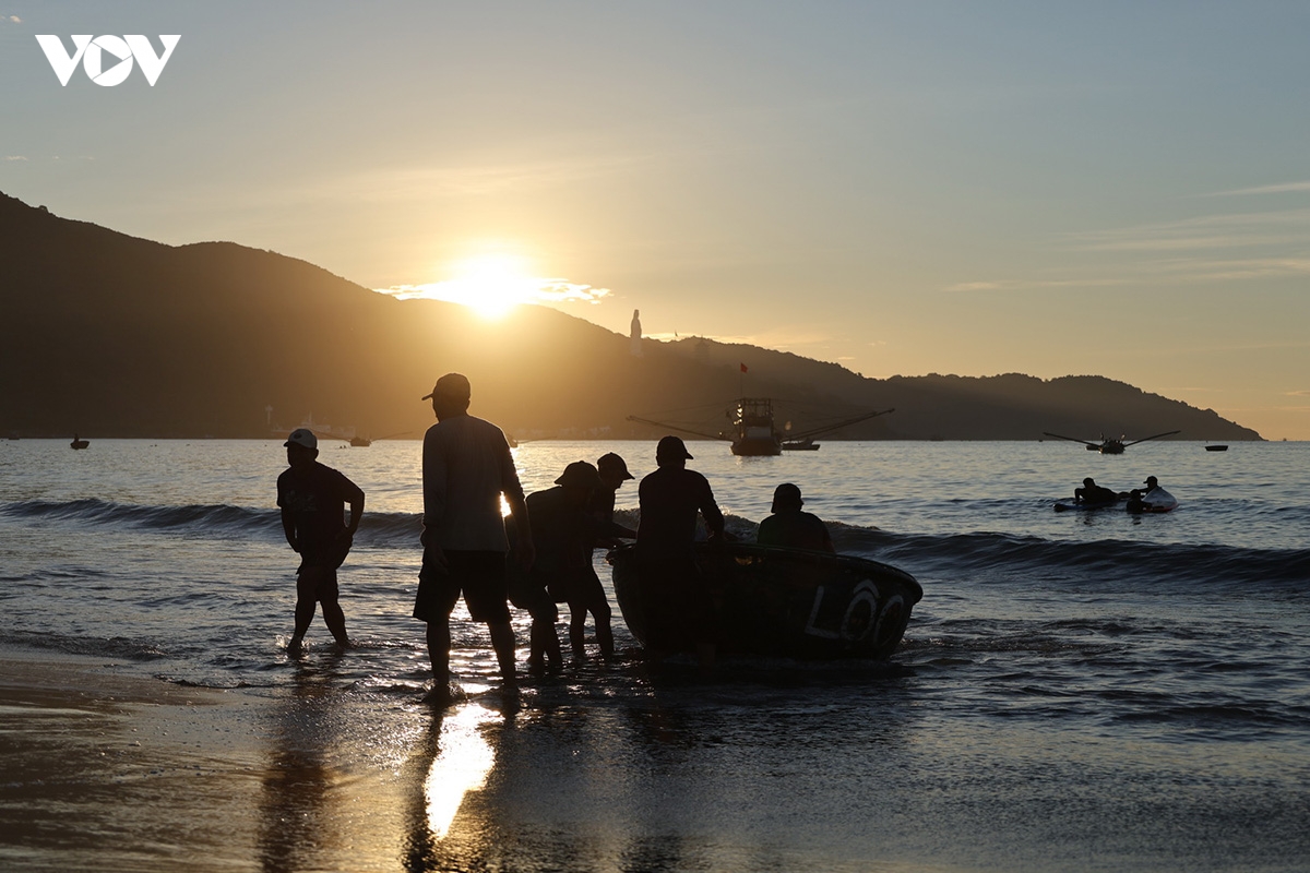 trai nghiem Don nhip cho ca binh minh tai bai bien man thai, Da nang hinh anh 15