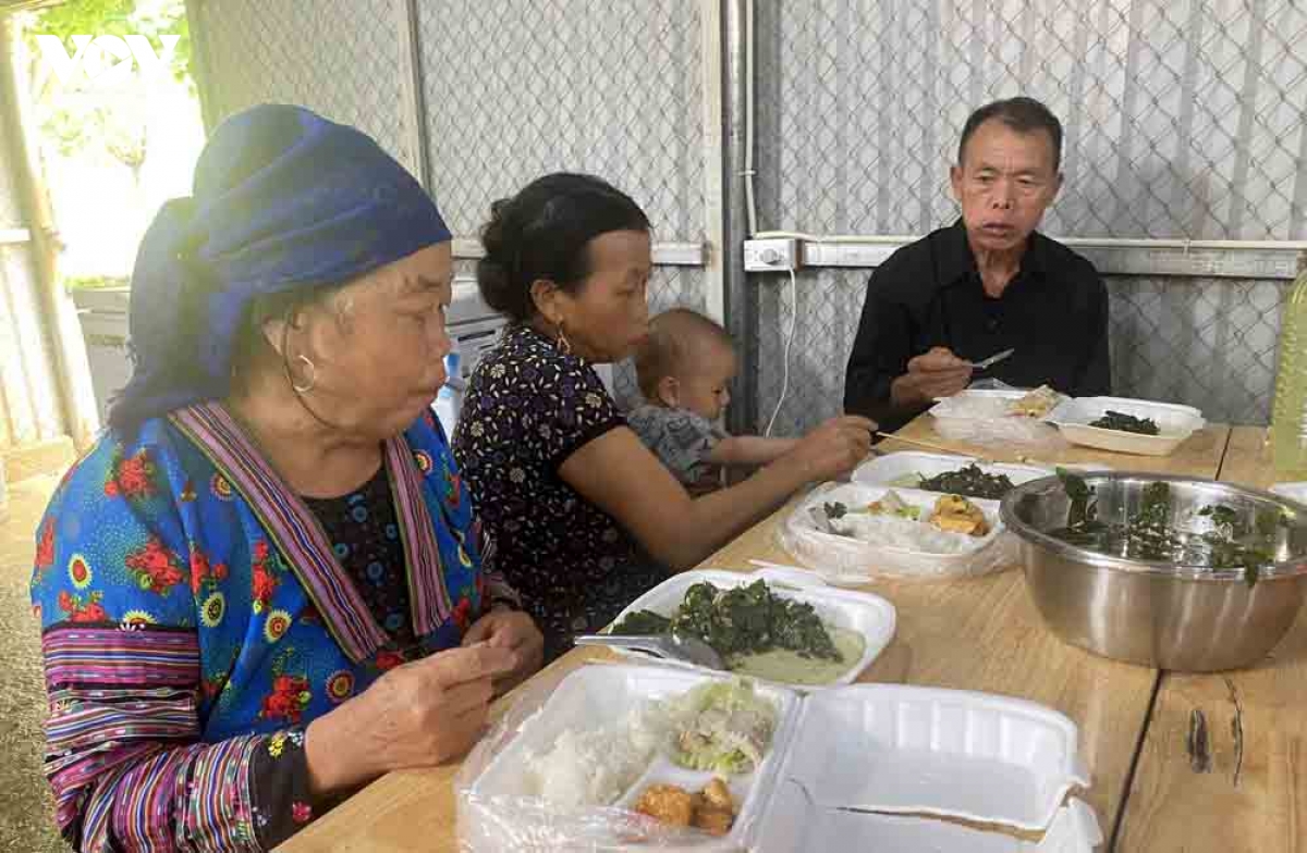 nhung-bua-com-lam-am-long-nguoi-dan-vung-lu.jpg