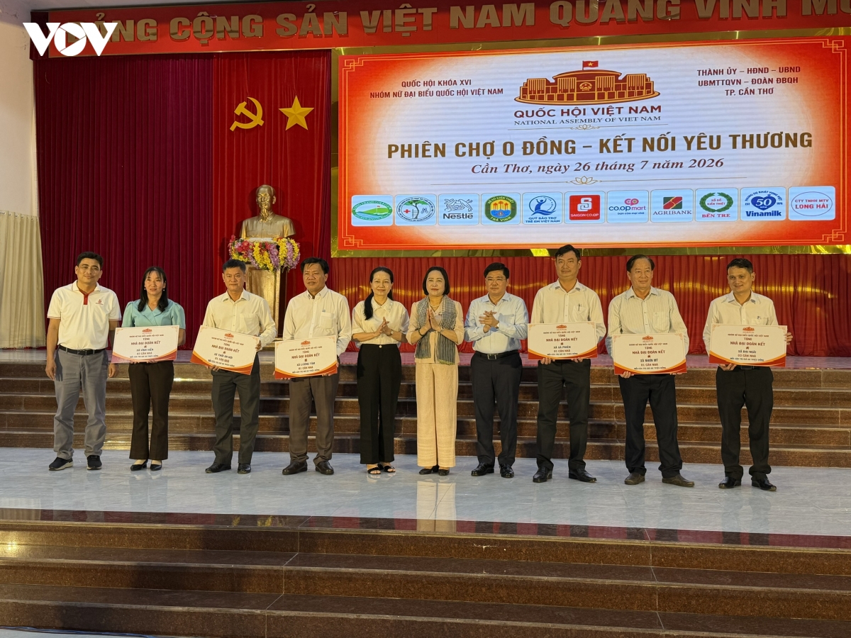 nhom nu Dbqh tri an nguoi co cong voi cach mang tai xa vung sau vinh vien hinh anh 2
