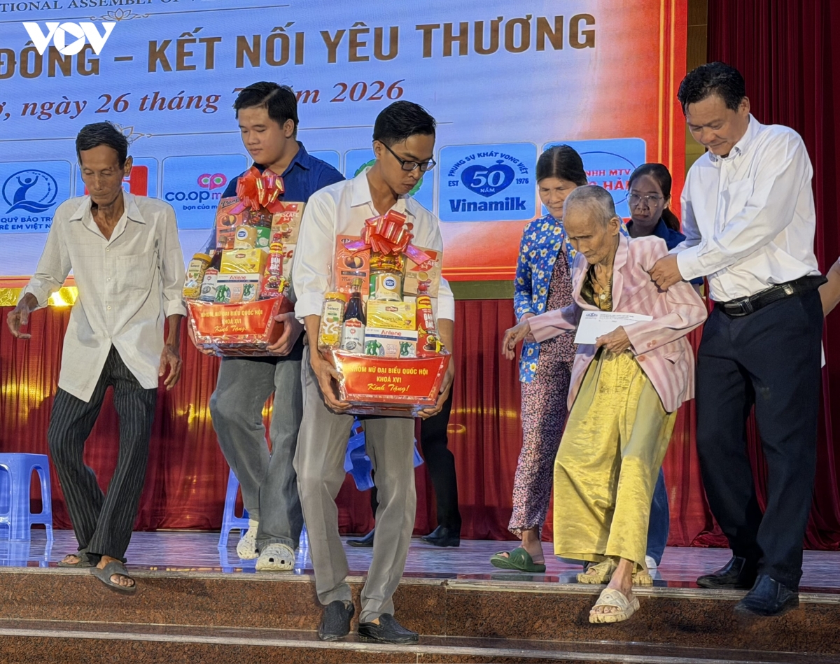 nhom nu Dbqh tri an nguoi co cong voi cach mang tai xa vung sau vinh vien hinh anh 3
