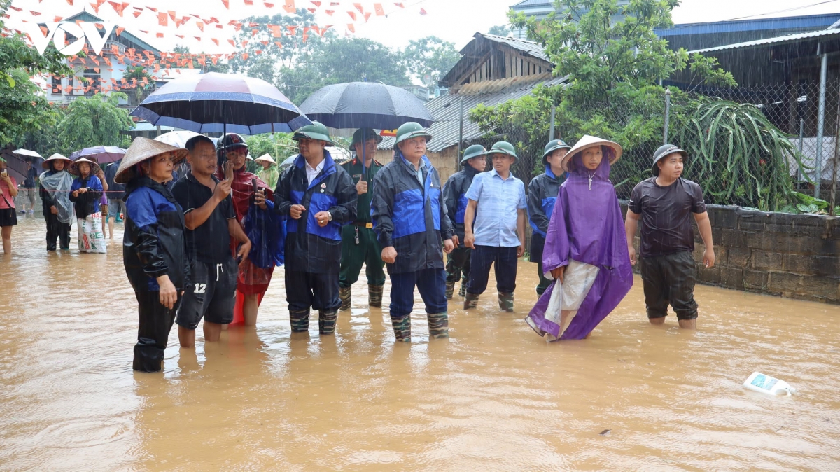 khan truong tim kiem be trai nghi bi nuoc lu cuon troi o thai nguyen hinh anh 2
