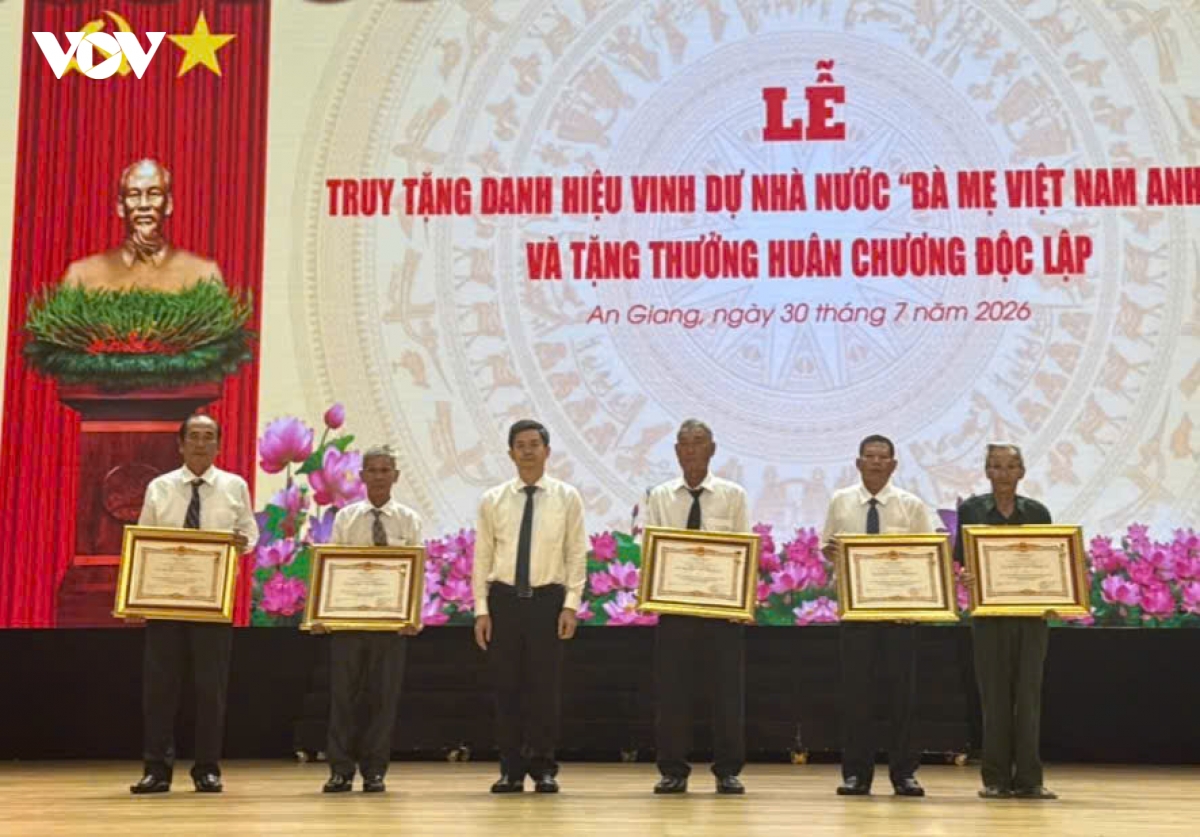 an giang 5 ba me duoc truy tang danh hieu ba me viet nam anh hung hinh anh 1