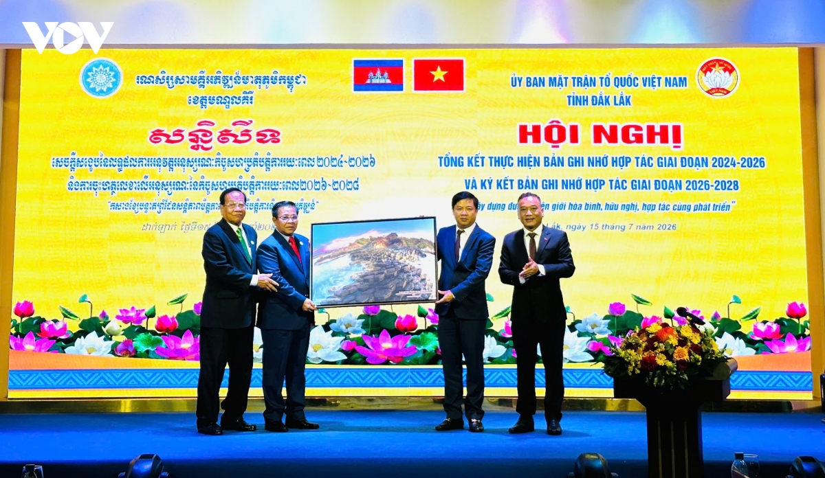 ong-luong-nguyen-minh-triet-bi-thu-tinh-uy-dak-lak-va-ong-kong-kimny-tinh-truong-tinh-mondulkiri-trao-qua-luu-niem.jpg