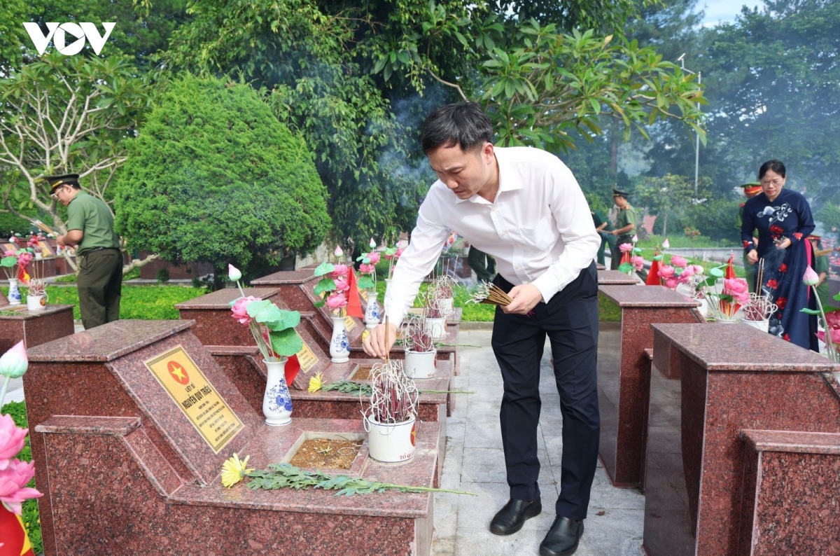 lanh dao tinh lai chau tuong niem cac anh hung liet si, dang hoa tai tuong dai bac hinh anh 3