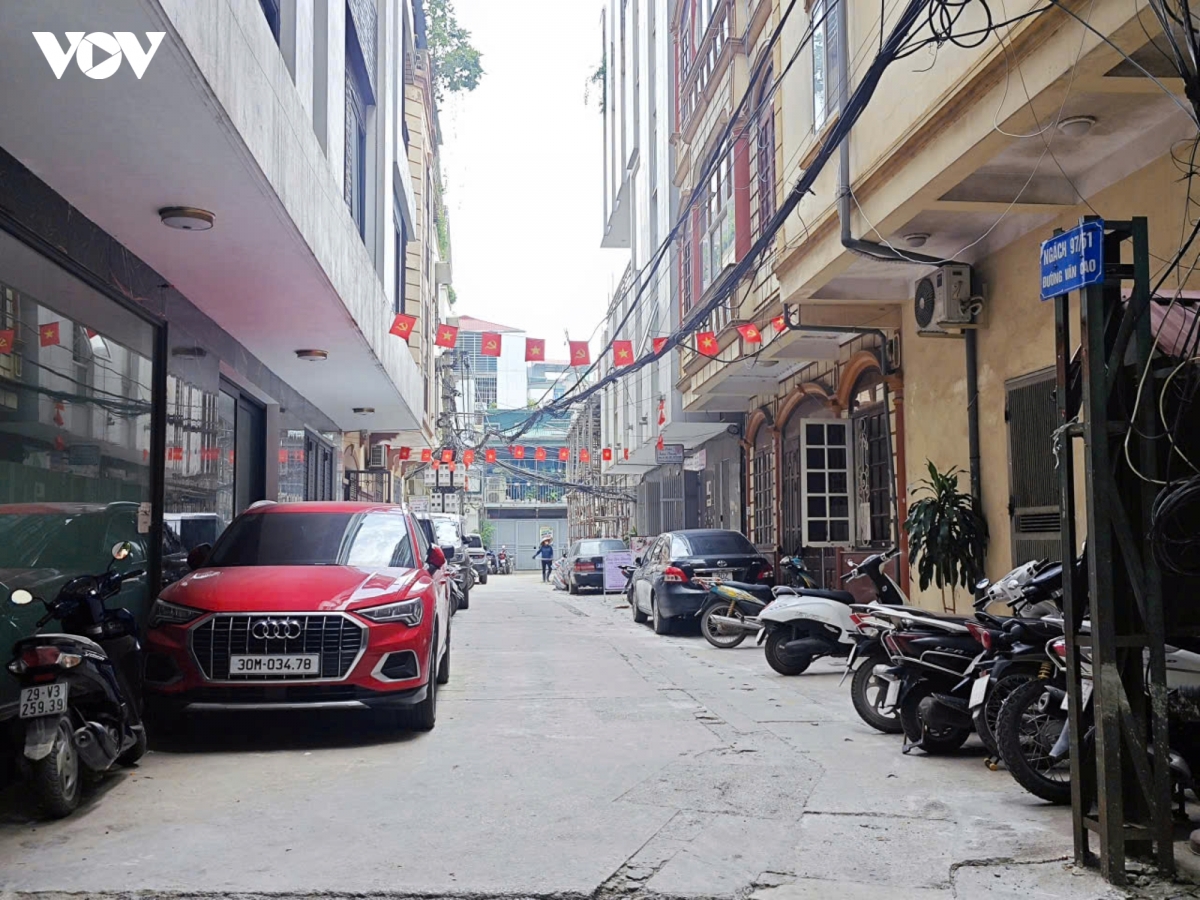 ha noi O to ne duong lon, chiem ngo nho lam bai do gay un tac giao thong hinh anh 1