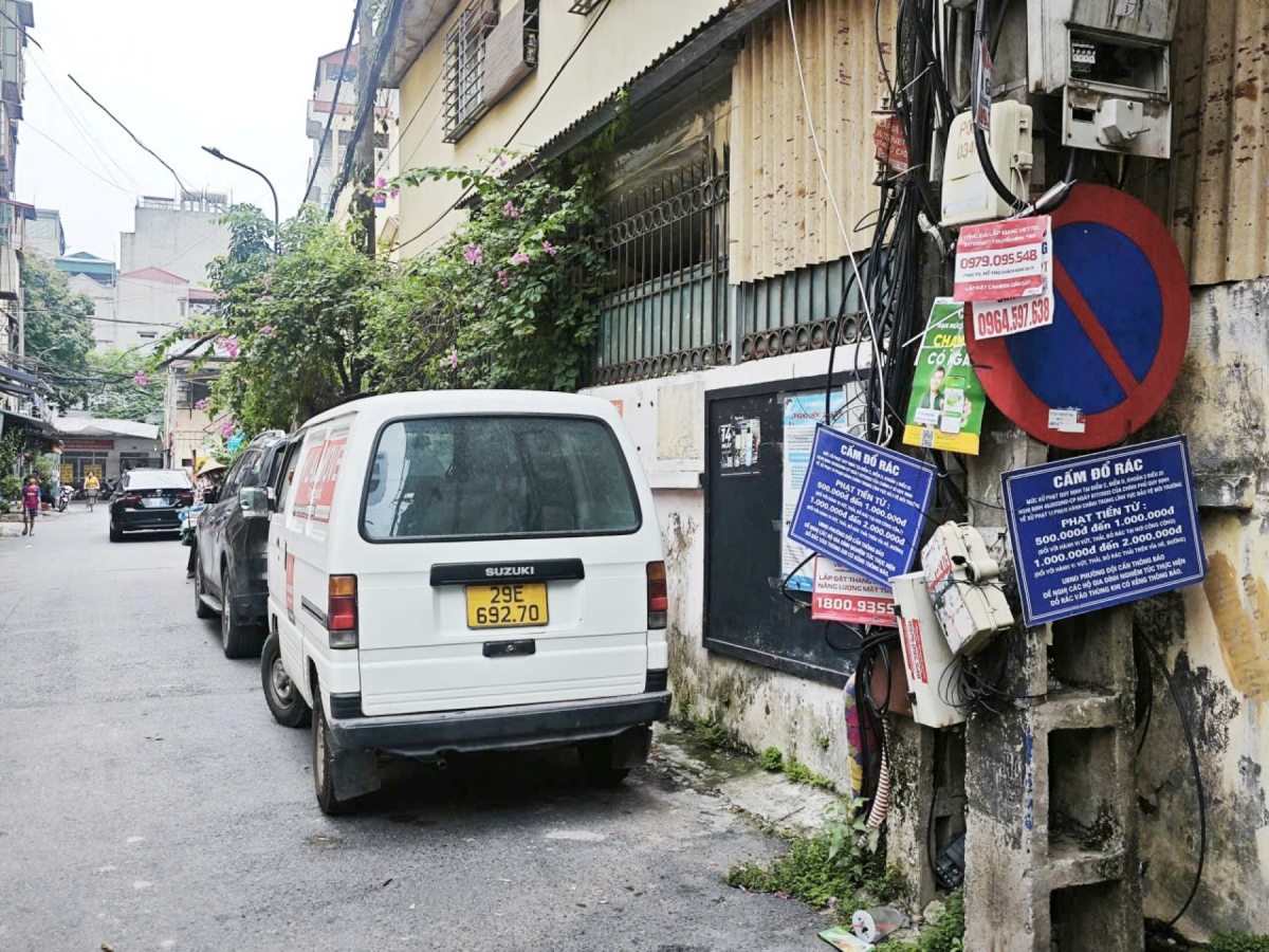 ha noi O to ne duong lon, chiem ngo nho lam bai do gay un tac giao thong hinh anh 4