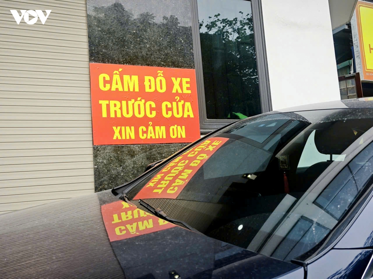 ha noi O to ne duong lon, chiem ngo nho lam bai do gay un tac giao thong hinh anh 3