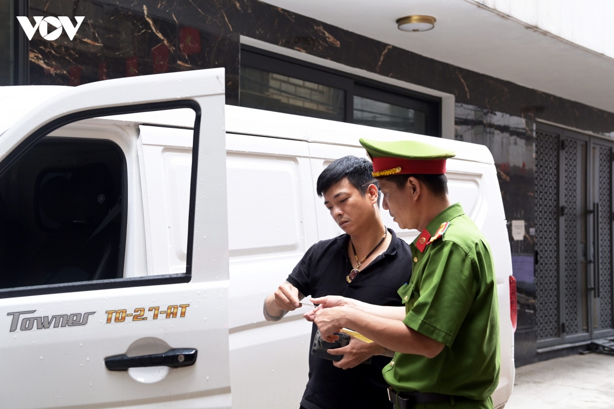 ha noi O to ne duong lon, chiem ngo nho lam bai do gay un tac giao thong hinh anh 11