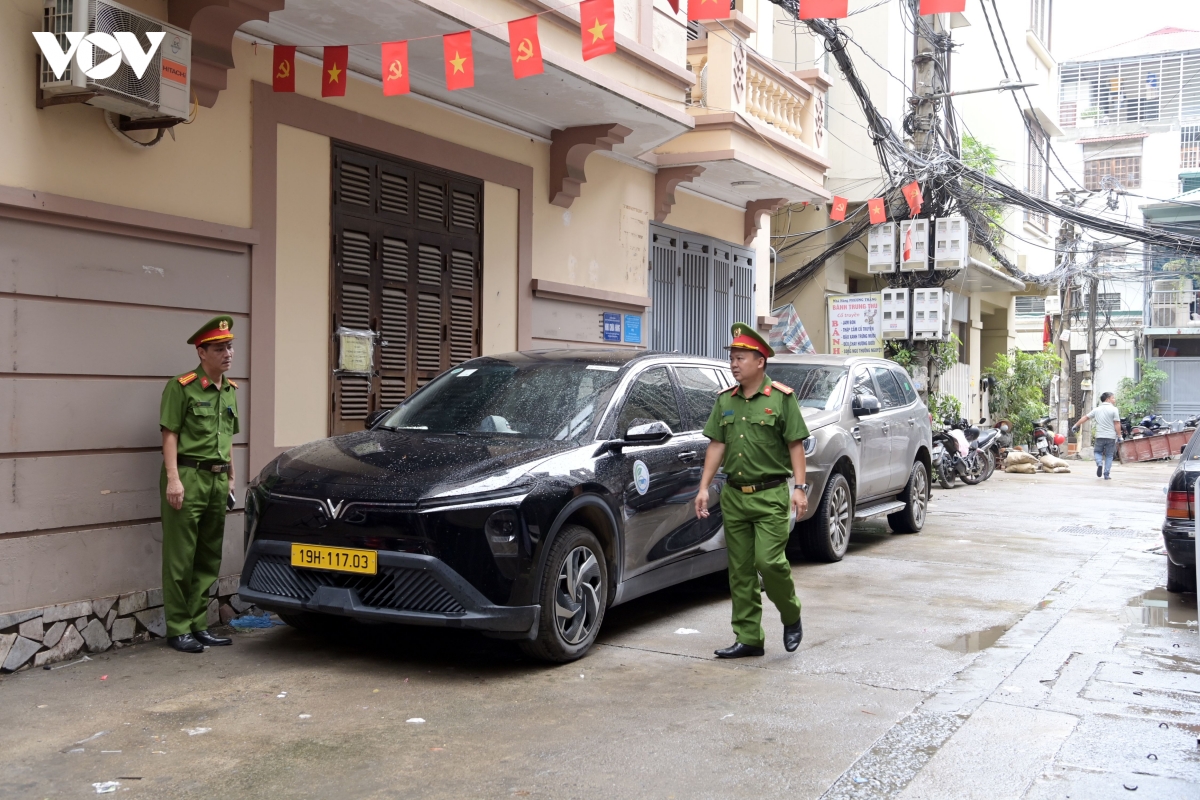 ha noi O to ne duong lon, chiem ngo nho lam bai do gay un tac giao thong hinh anh 7