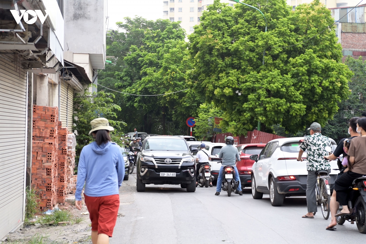 ha noi O to ne duong lon, chiem ngo nho lam bai do gay un tac giao thong hinh anh 9