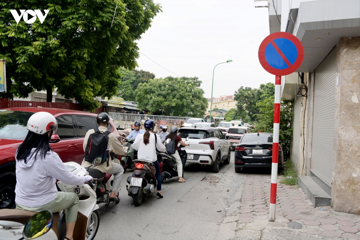 ha noi O to ne duong lon, chiem ngo nho lam bai do gay un tac giao thong hinh anh 8