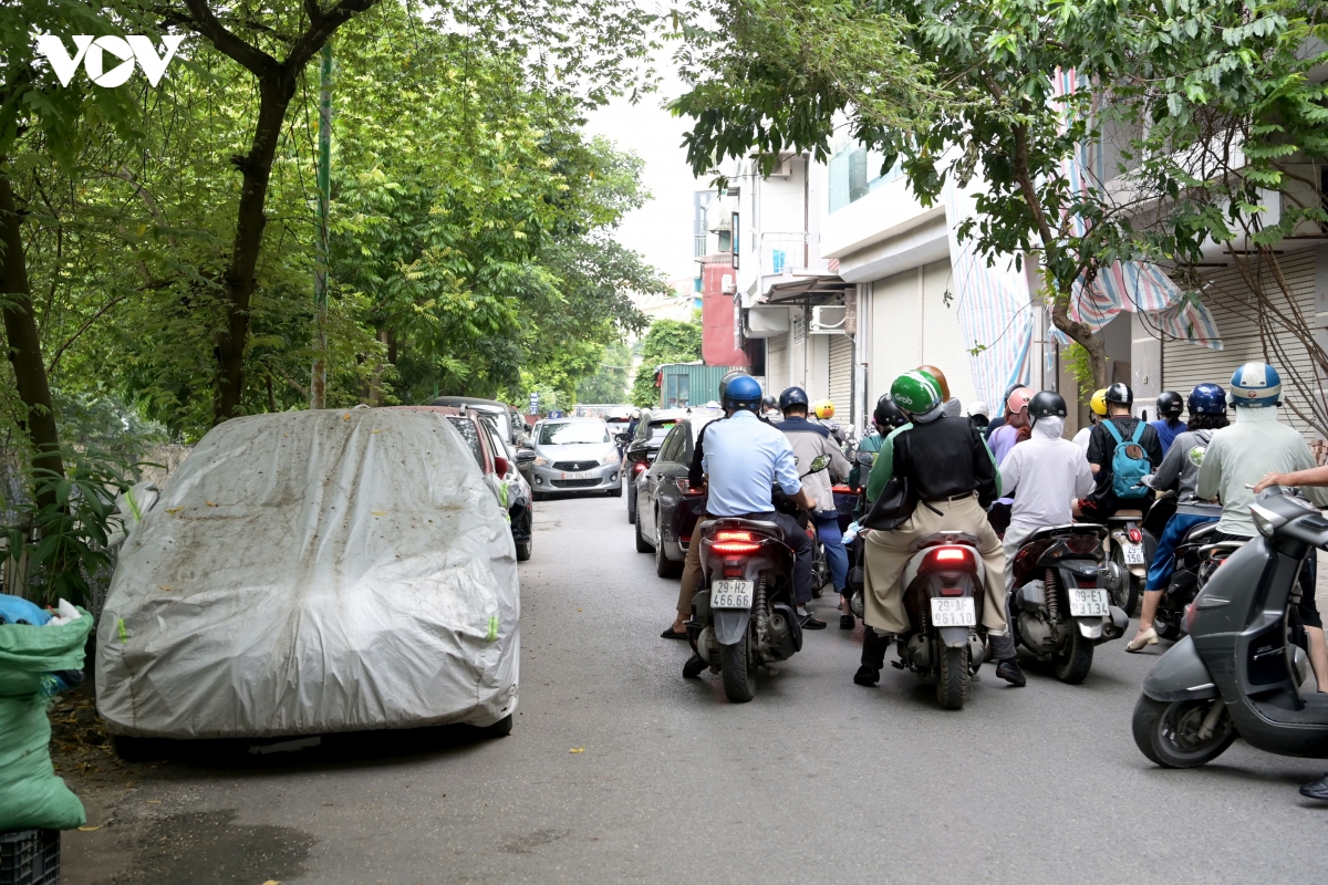 ha noi O to ne duong lon, chiem ngo nho lam bai do gay un tac giao thong hinh anh 10