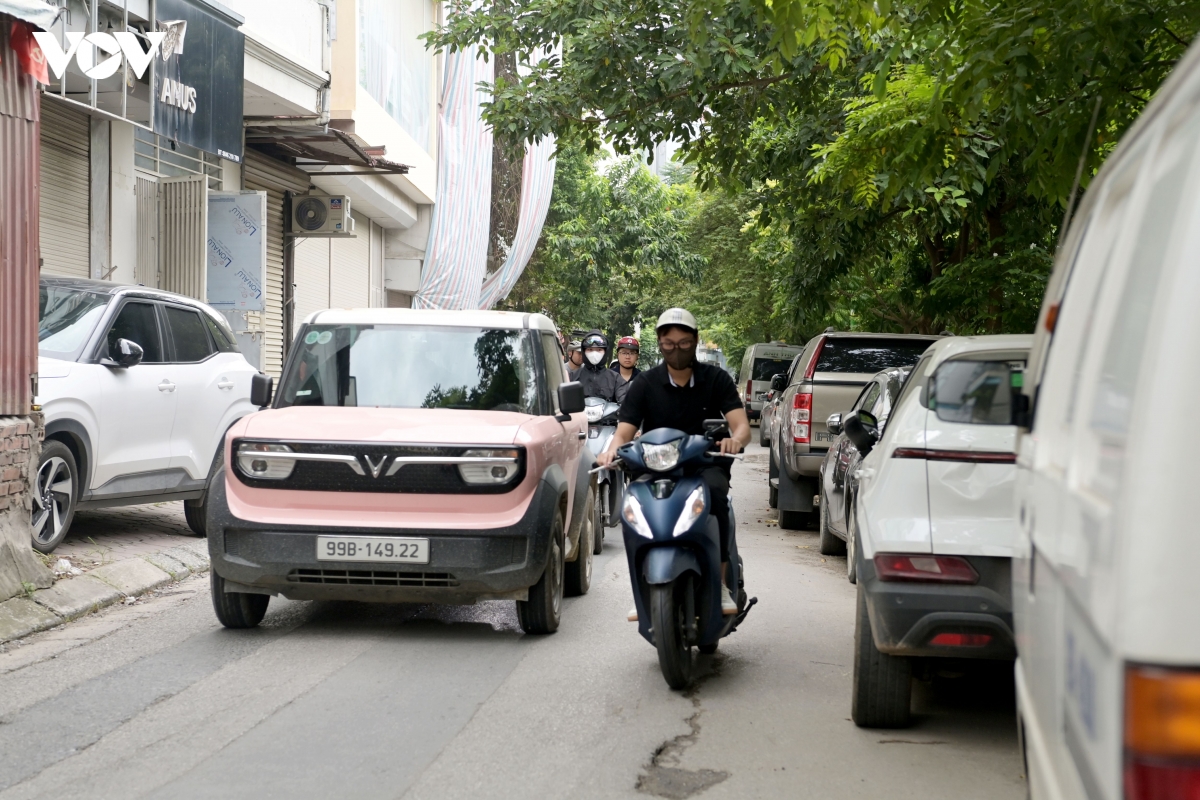 ha noi O to ne duong lon, chiem ngo nho lam bai do gay un tac giao thong hinh anh 2