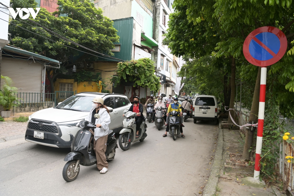 ha noi O to ne duong lon, chiem ngo nho lam bai do gay un tac giao thong hinh anh 6