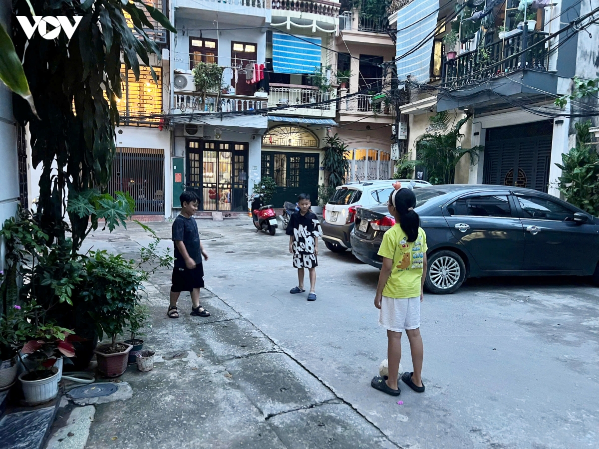 ha noi O to ne duong lon, chiem ngo nho lam bai do gay un tac giao thong hinh anh 5