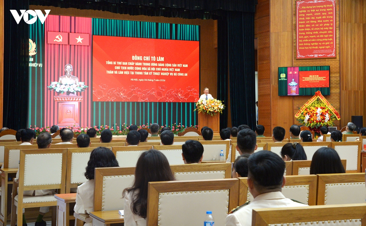 top leader sets strategic directions for vietnam s operational technical force picture 2