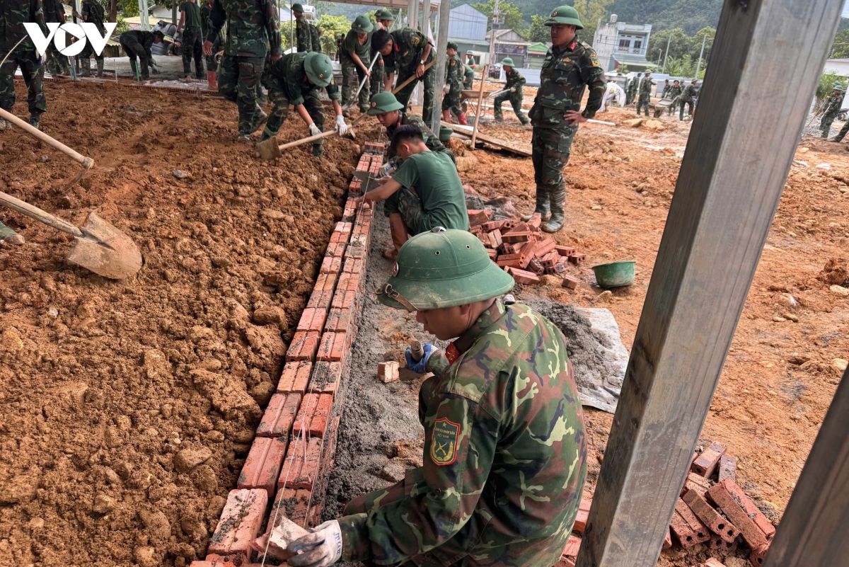 chay dua voi thoi gian dung mai am cho dong bao vung lu muong than hinh anh 10