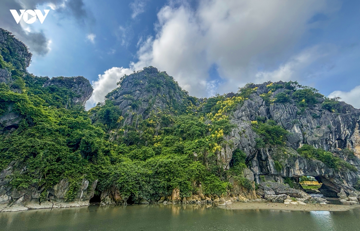mua phat du nui khoe sac ruc ro tren vinh ha long hinh anh 13