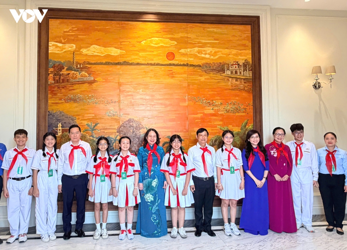 pho chu tich nuoc vo thi Anh xuan gap mat doan thieu nhi em yeu to quoc viet nam hinh anh 5