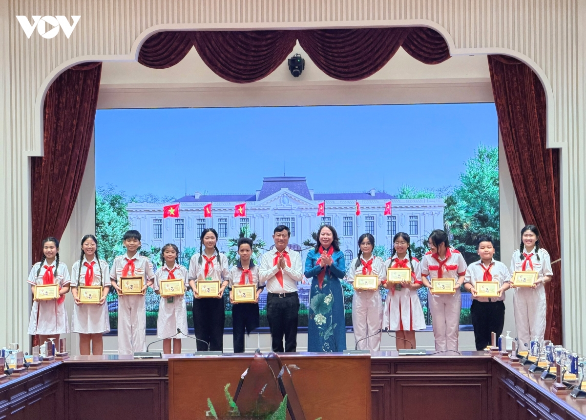 pho chu tich nuoc vo thi Anh xuan gap mat doan thieu nhi em yeu to quoc viet nam hinh anh 4