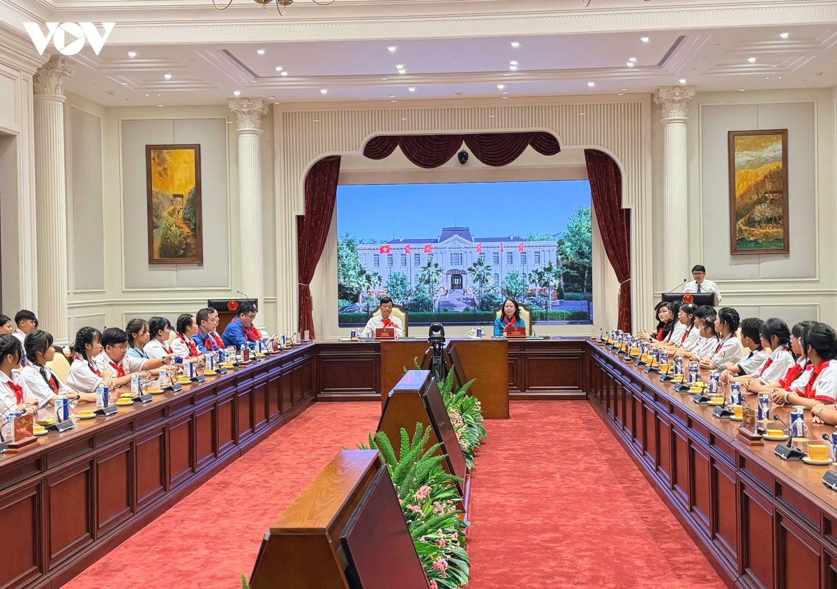 pho chu tich nuoc vo thi Anh xuan gap mat doan thieu nhi em yeu to quoc viet nam hinh anh 2
