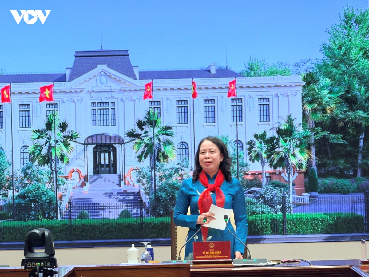 pho chu tich nuoc vo thi Anh xuan gap mat doan thieu nhi em yeu to quoc viet nam hinh anh 1