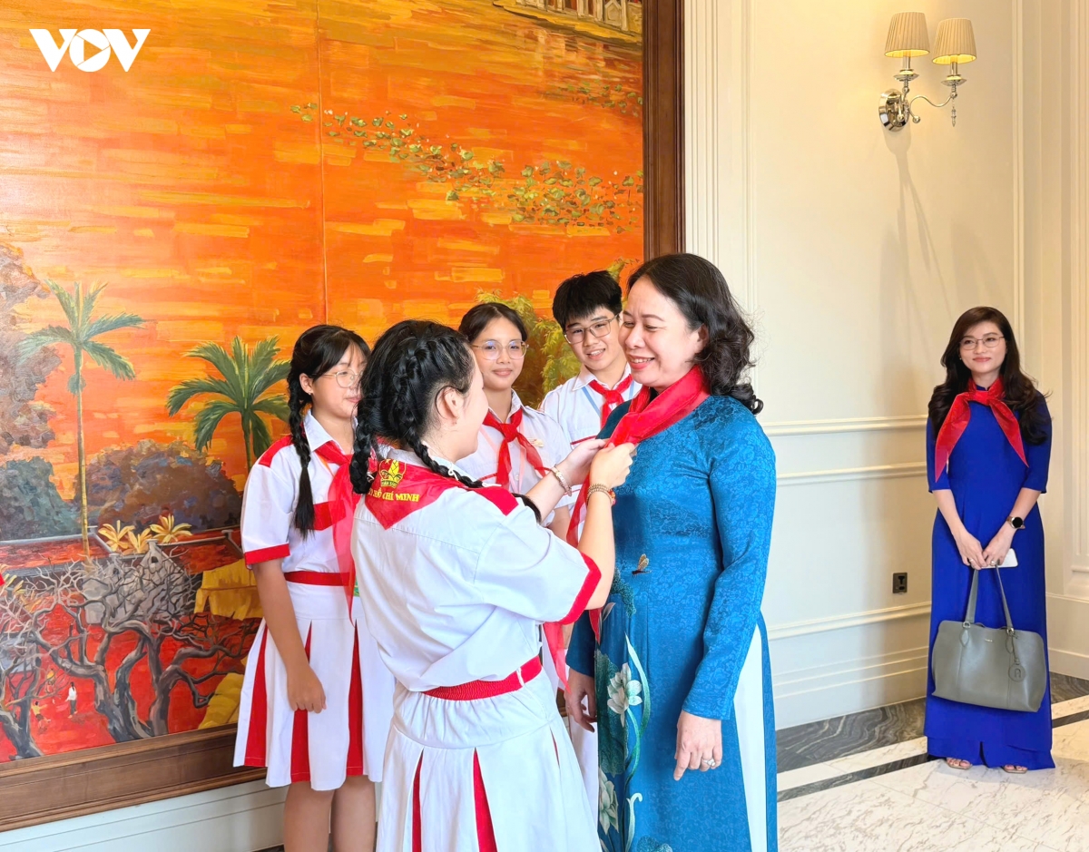 pho chu tich nuoc vo thi Anh xuan gap mat doan thieu nhi em yeu to quoc viet nam hinh anh 3