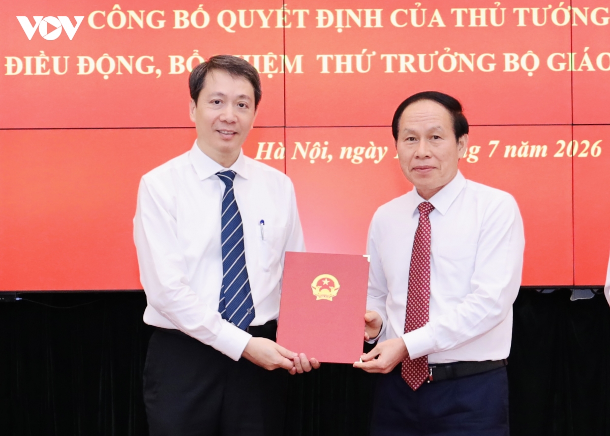 pho-thu-tuong-chinh-phu-le-tien-chau-trao-quyet-dinh-cho-thu-truong-pham-quang-hung_anh-moet.jpg