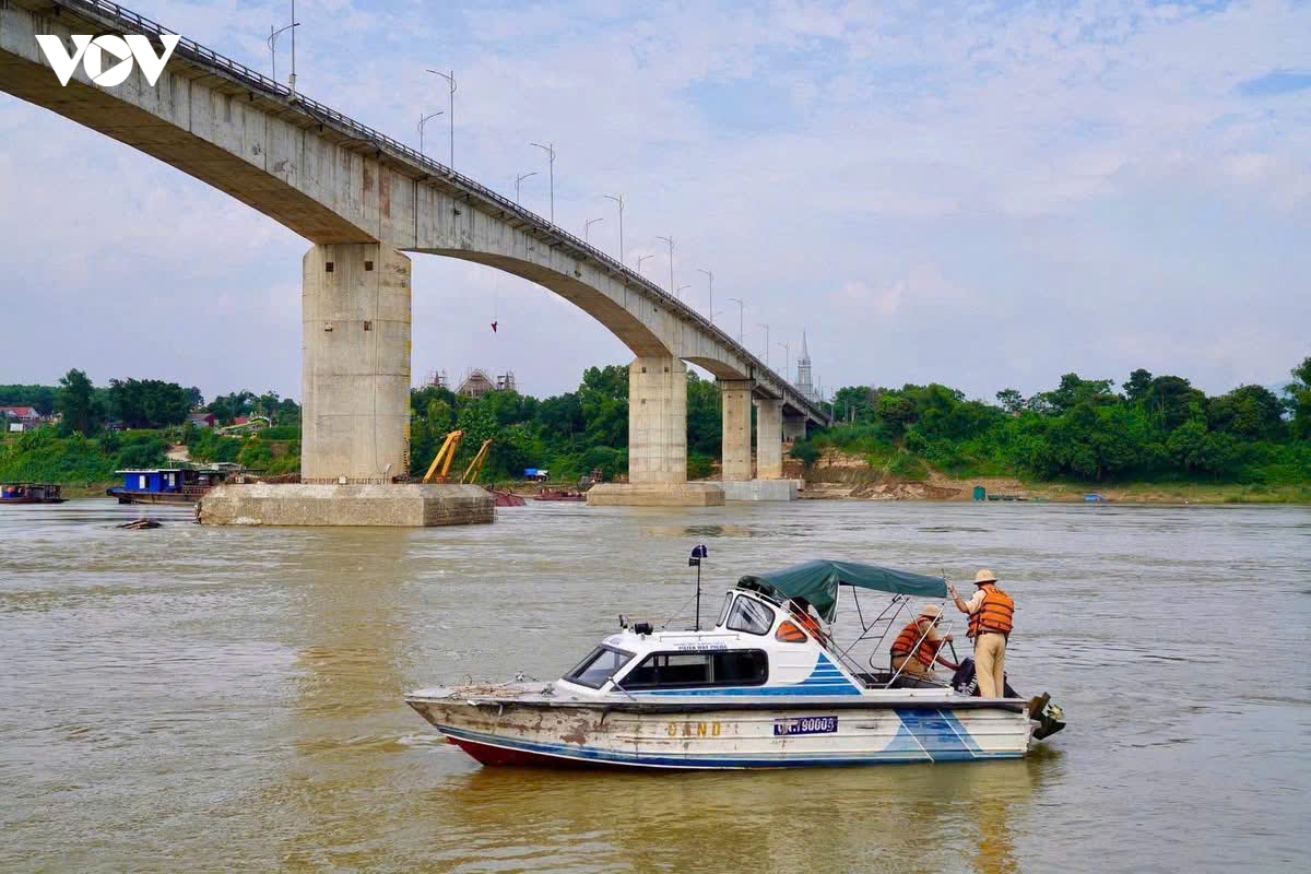 Sửa chữa cầu Sông Lô chậm tiến độ, trụ T5 vẫn “mắc kẹt” giữa dòng nước