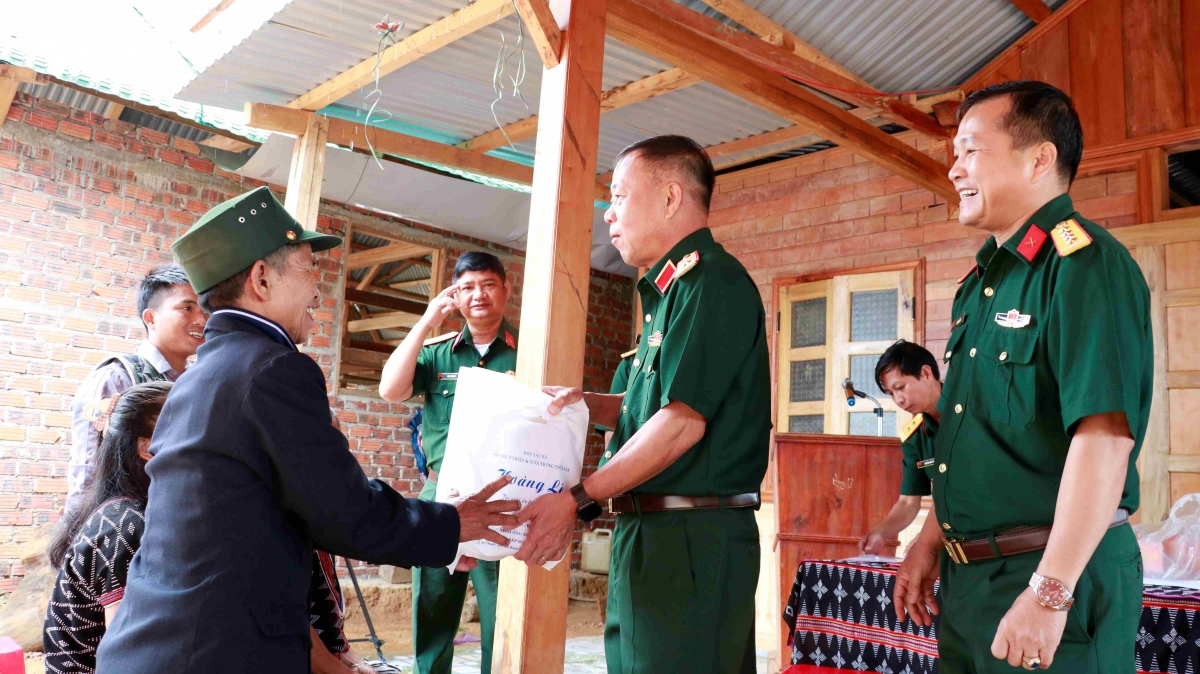 quan khu 5 trao nha tinh nghia tang gia dinh chinh sach tai xa bien gioi hung son hinh anh 2