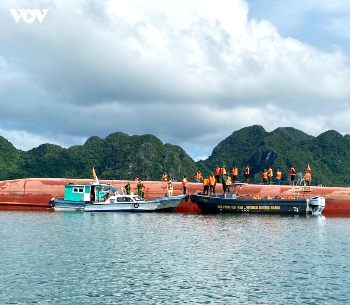 lat tau tai vung bien ban sen, quang ninh tim kiem 2 nan nhan mat tich hinh anh 1