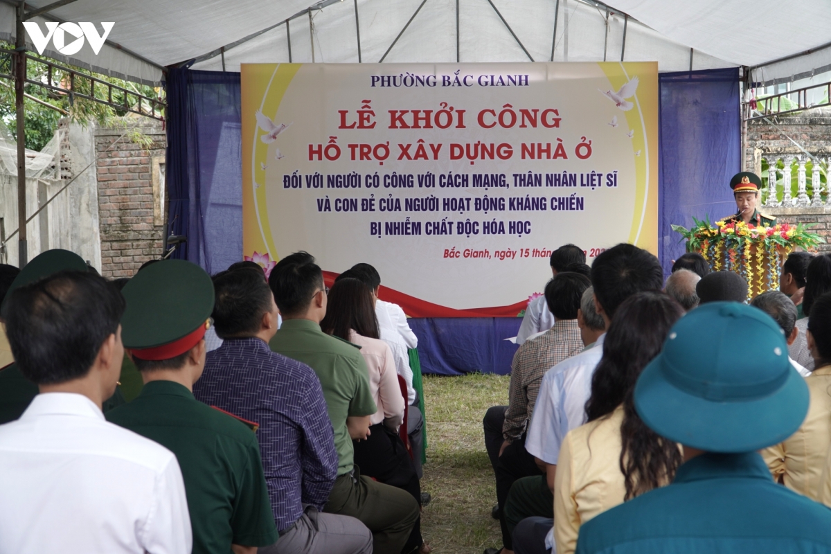 quang tri dong loat khoi cong nha o giup nguoi co cong, nan nhan chat doc hoa hoc hinh anh 3