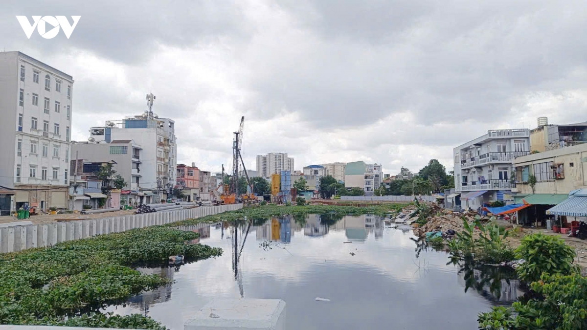 Giữ nguyên hiện trạng nhà siêu mỏng sau giải tỏa dự án rạch Xuyên Tâm