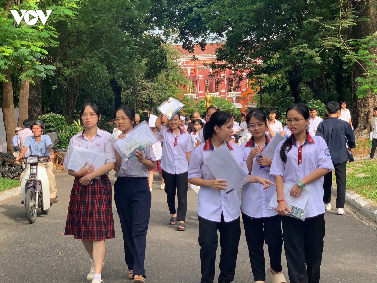 hoc sinh hue duoc muon sach giao khoa mien phi hinh anh 2