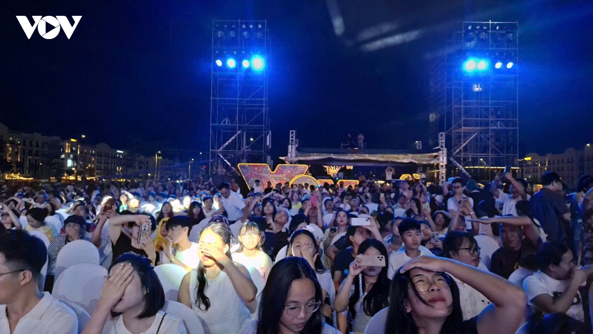 sam son ve dem Anh sang, bien va nhip song niu chan du khach hinh anh 8