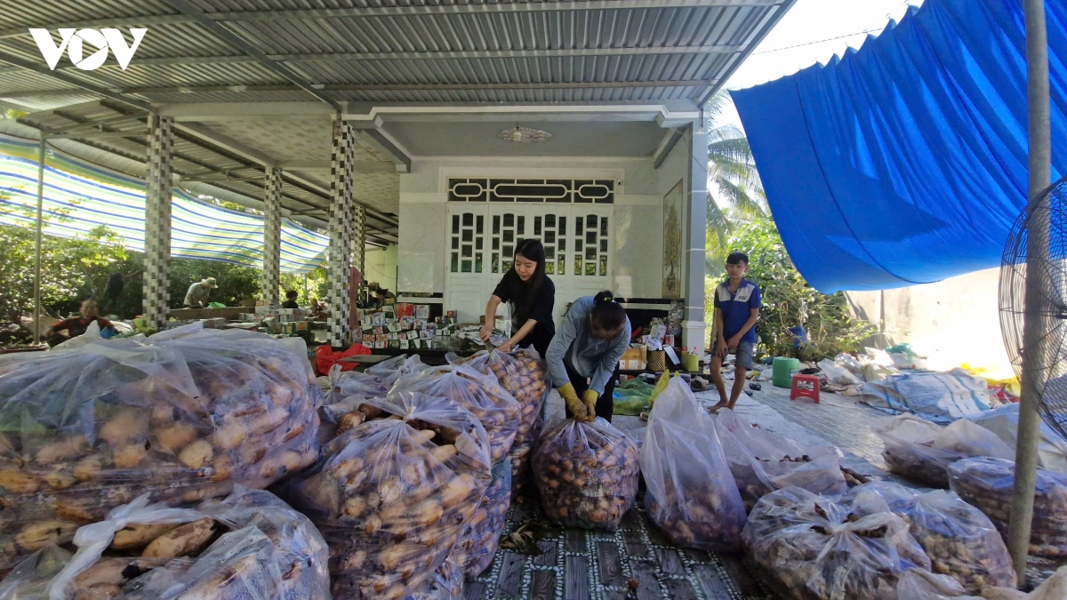 co gai tre o can tho dua san pham sen vuon xa nho cac nen tang so hinh anh 2