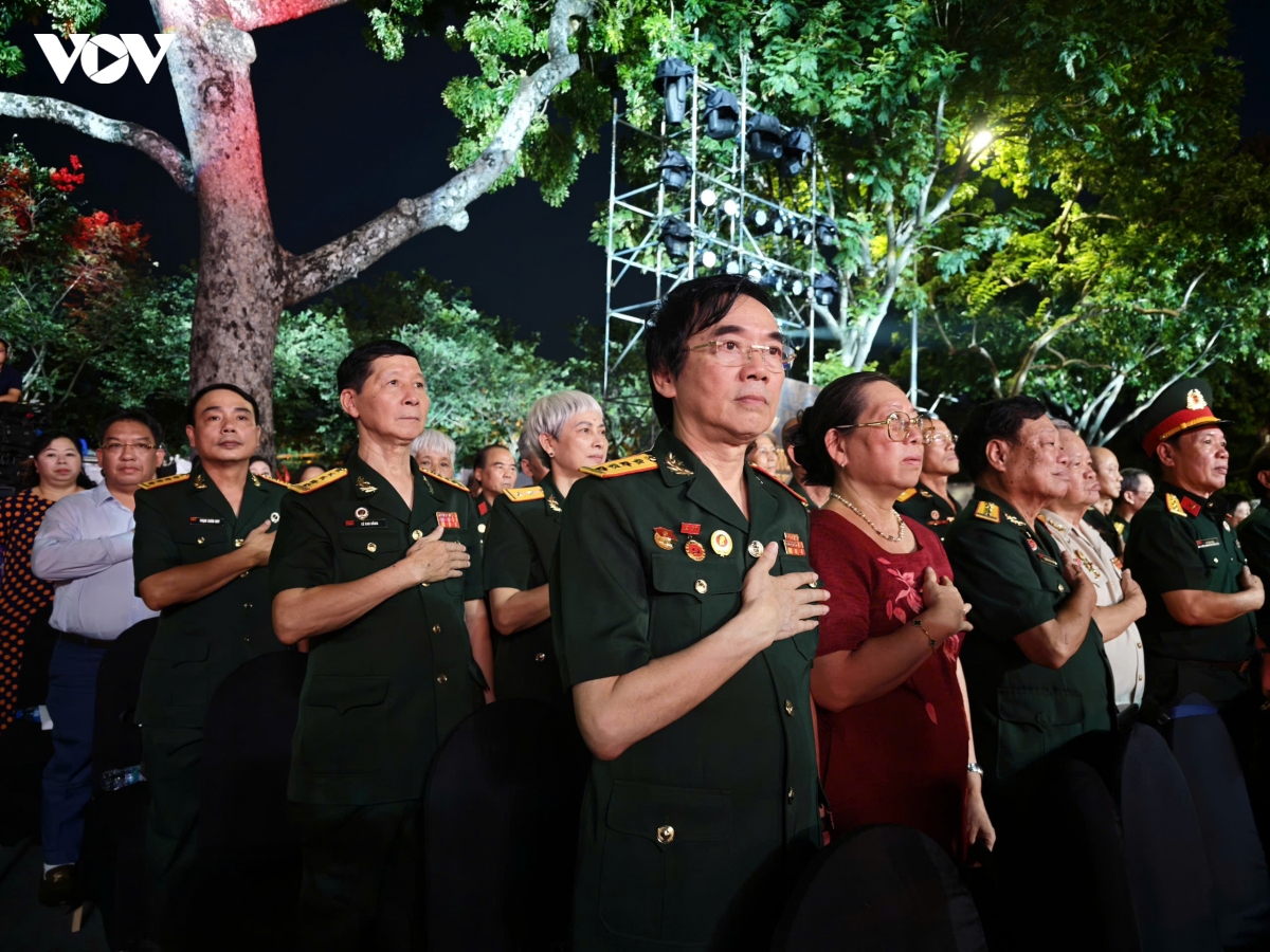 xuc dong cau truyen hinh sao sang dan duong tri an cac anh hung liet si hinh anh 13