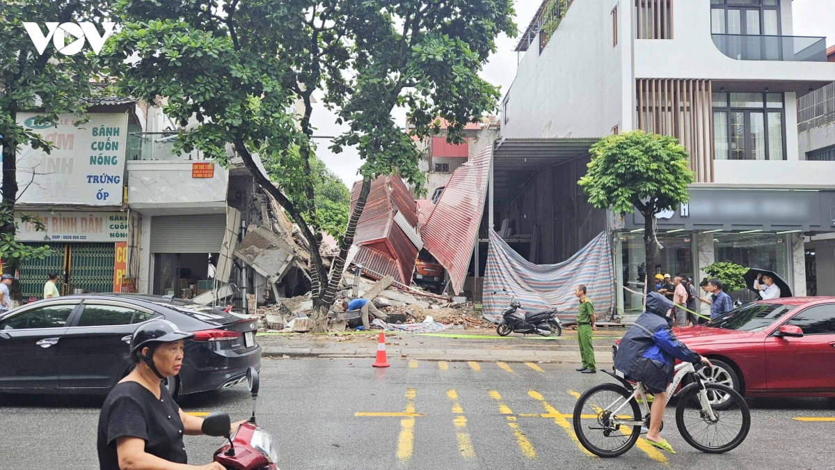 Dang cai tao, 2 can nha bat ngo do sap giua trung tam phuong bac giang hinh anh 1