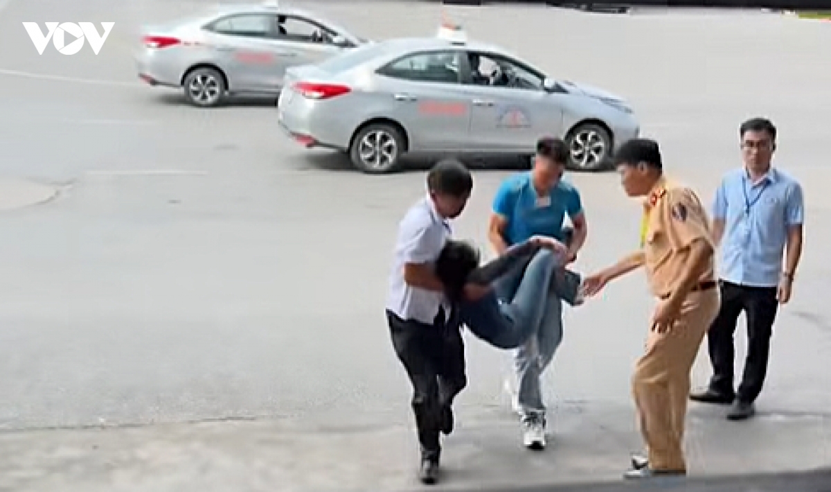 Kịp thời sơ cứu học viên bị ngất sau phần thi lái xe trong hình ở Nghệ An