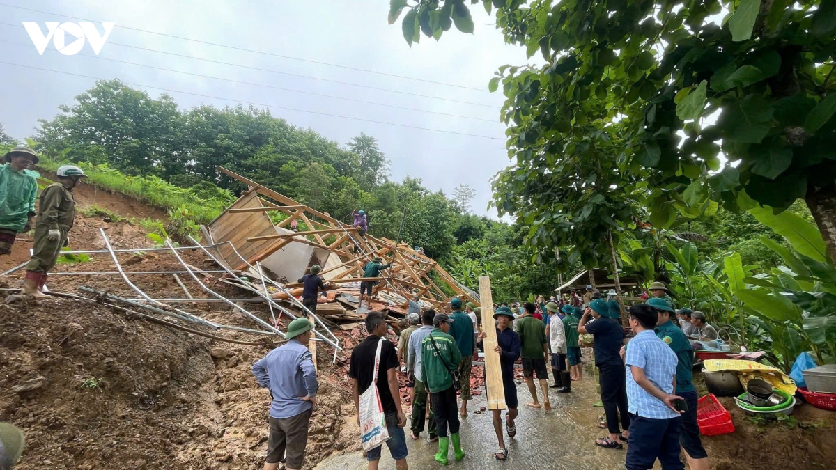 gan 20 ngoi nha thiet hai do mua lon, sat lo dat o son la hinh anh 1