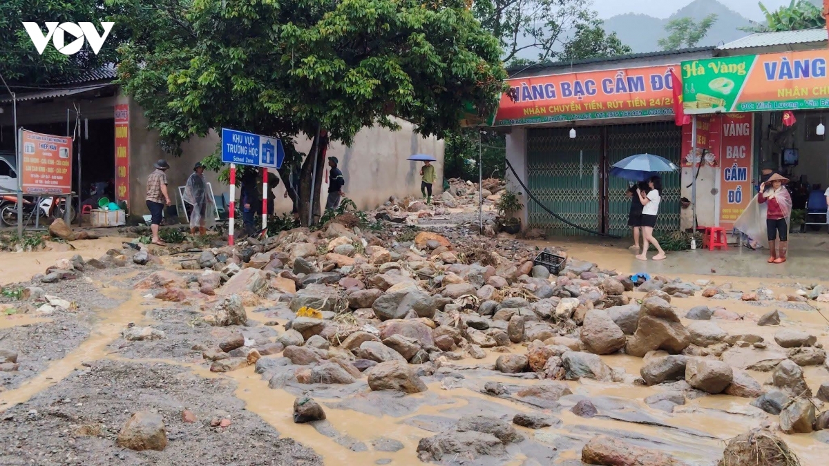 Dat da vui kin hang tram met mat duong sau lu ong o minh luong, lao cai hinh anh 4