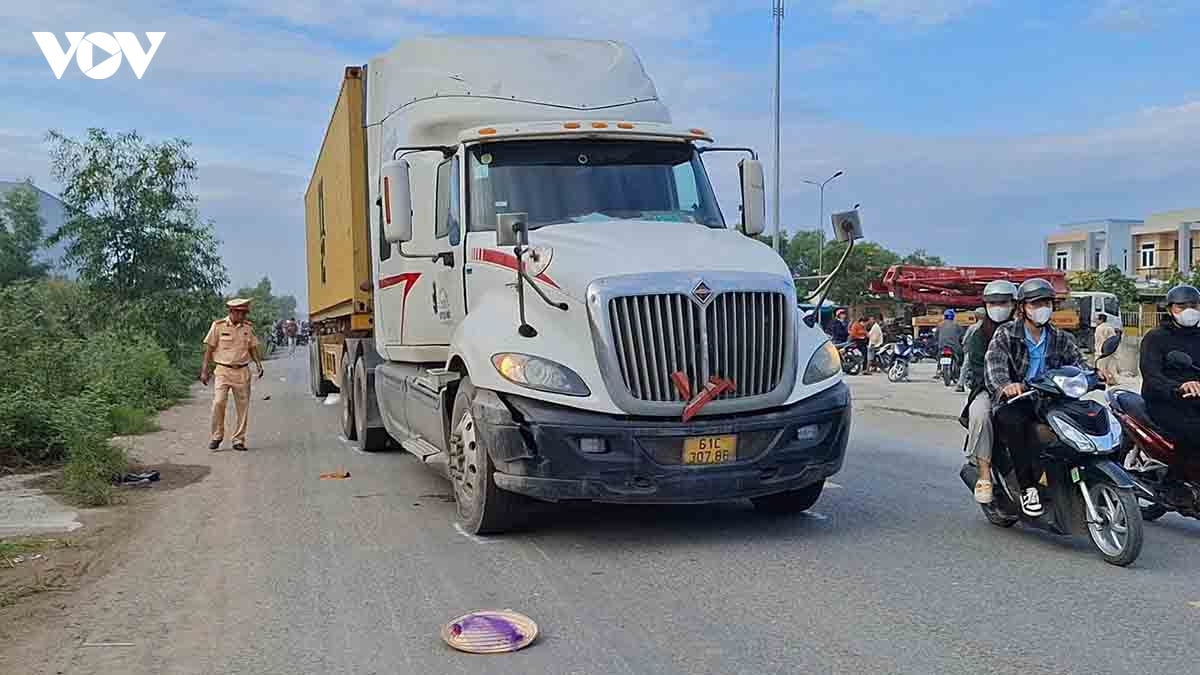 Dong thap xe container va cham voi xe loi keo khien 1 nguoi tu vong hinh anh 1