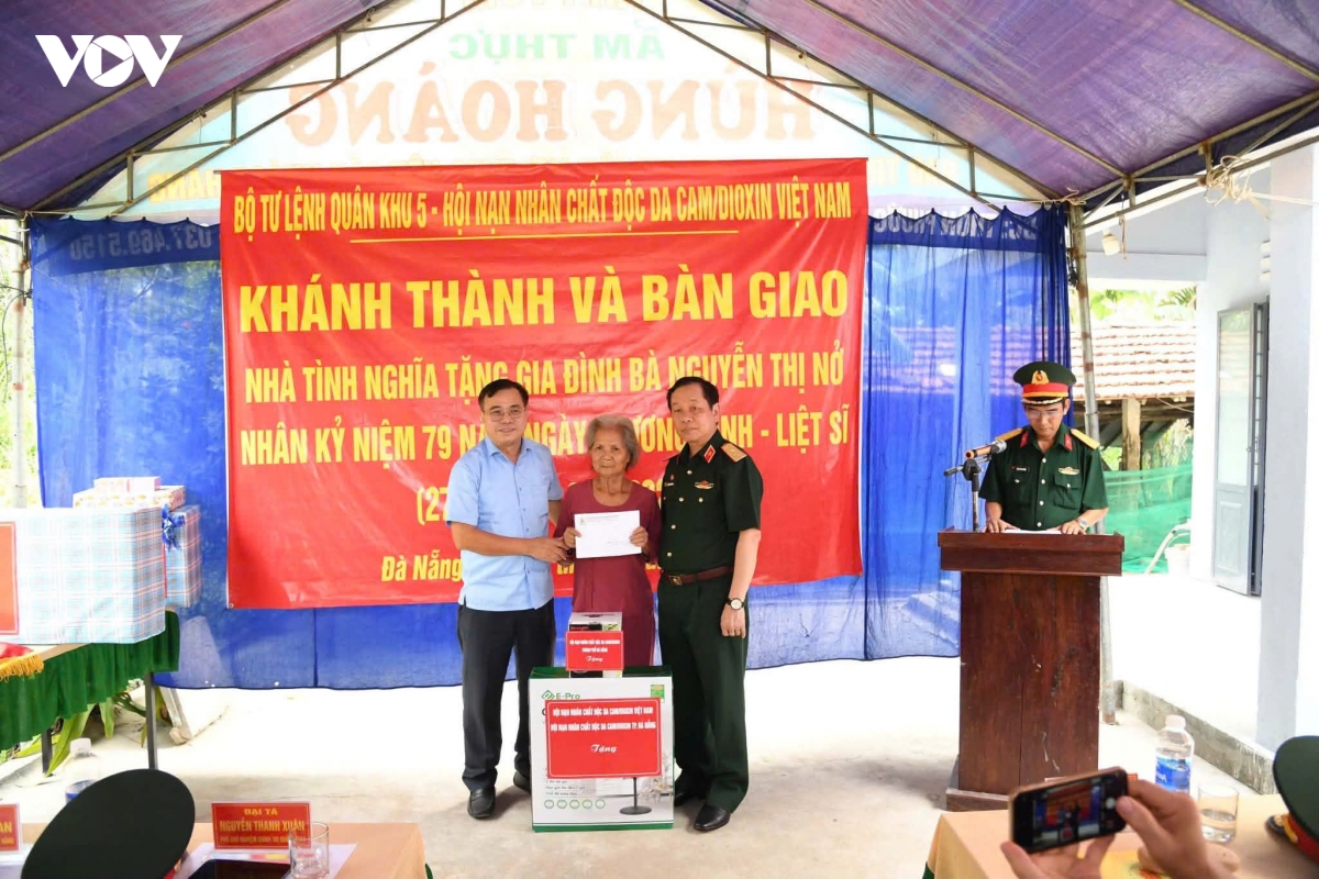 ban giao 2 nha tinh nghia tang gia dinh nguoi co cong o tp Da nang hinh anh 1