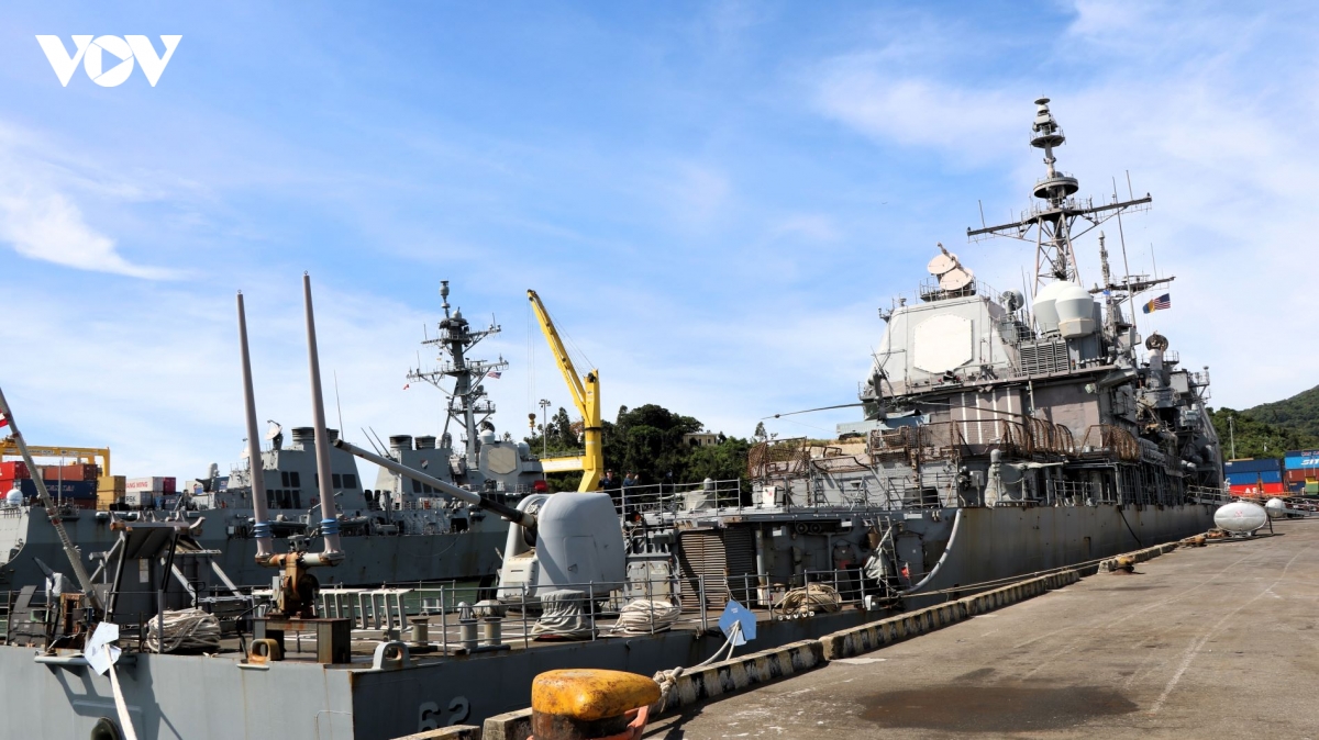 tau san bay uss george washington den thanh pho Da nang hinh anh 2