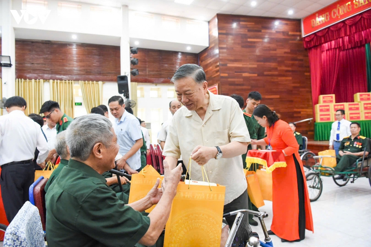 tong bi thu, chu tich nuoc Dat nuoc phat trien, nguoi co cong va gia dinh phai duoc cham lo tot hon hinh anh 1