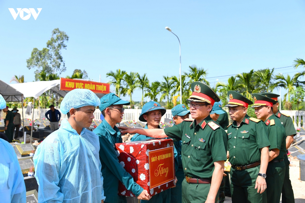 lanh dao quan khu 5 dang huong tri an liet si tai quang ngai hinh anh 3