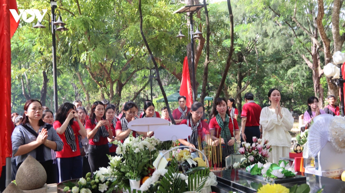 thang 7, dong nguoi do ve dia nguc tran gian tri an liet si hinh anh 2